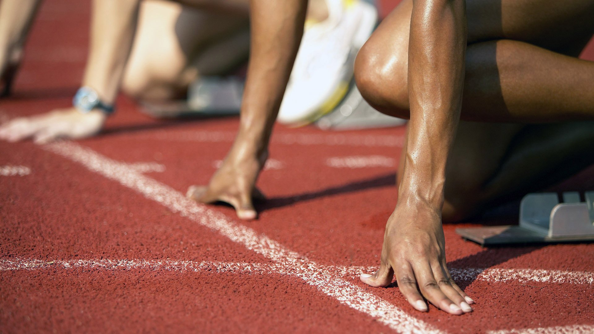 女子4×200米自由泳接力美国队展现团队精神，女子4×100米自由泳接力决赛