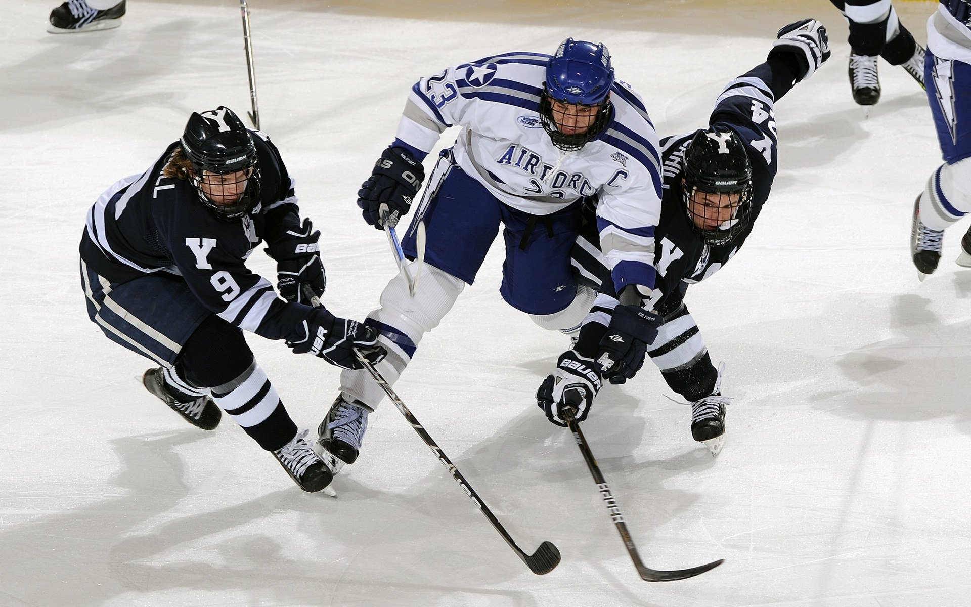 哈兰德的身体对抗能力在英超赛场尤为突出，哈兰德过人集锦